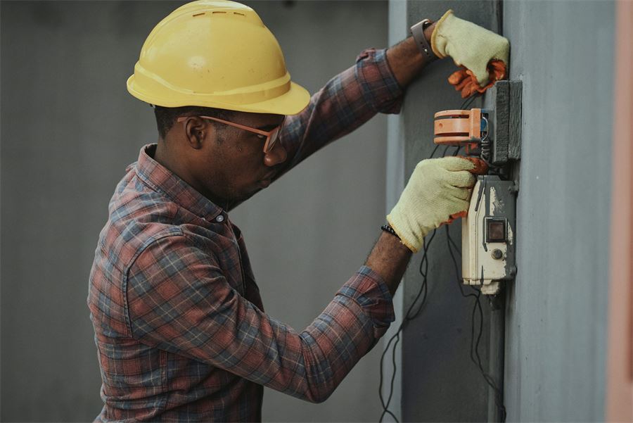 Électricien en intervention sur un tableau électrique